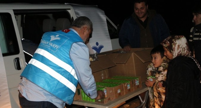 İnsan Vakfı'ndan Sınırdaki Mültecilere Gıda Yardımı