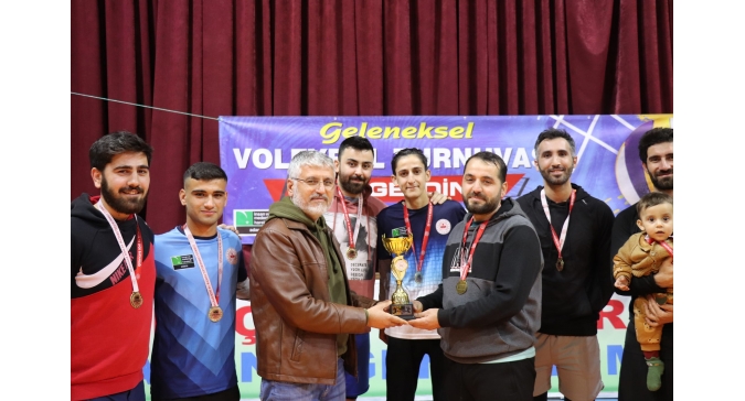 Voleybol Turnuvası Şampiyonu Tayfa Dikili